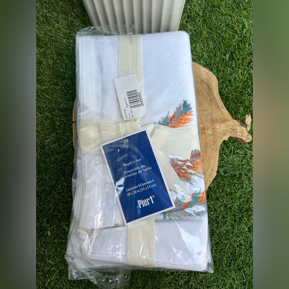 Pier 1 Napkin Set
Contains 4/Contient 4
20 x 20 in (51 x 51 cm) white new - Picture 6 of 9